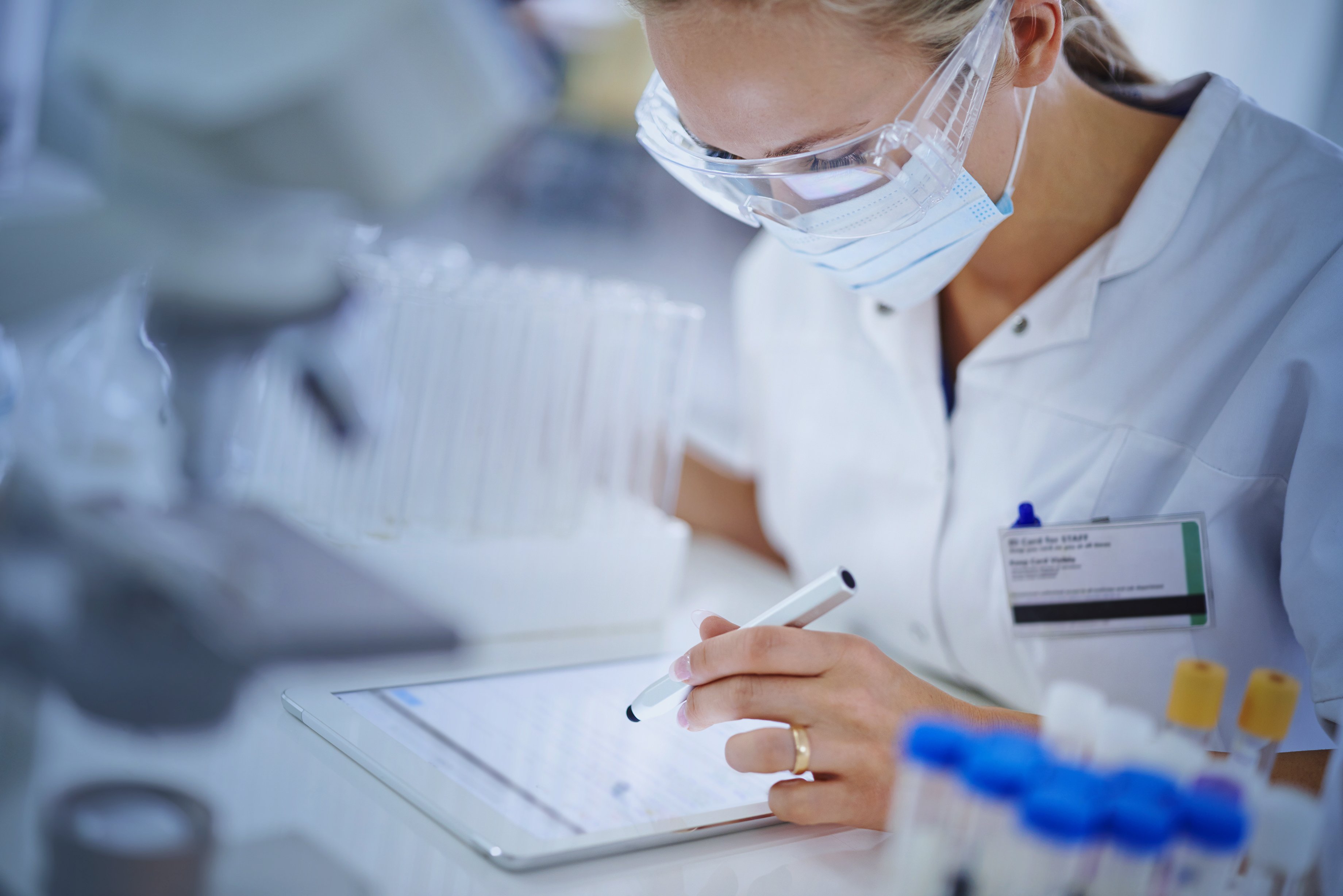 ALL_female_lab_tech_tablet_bluewash_rgb_150_lo
