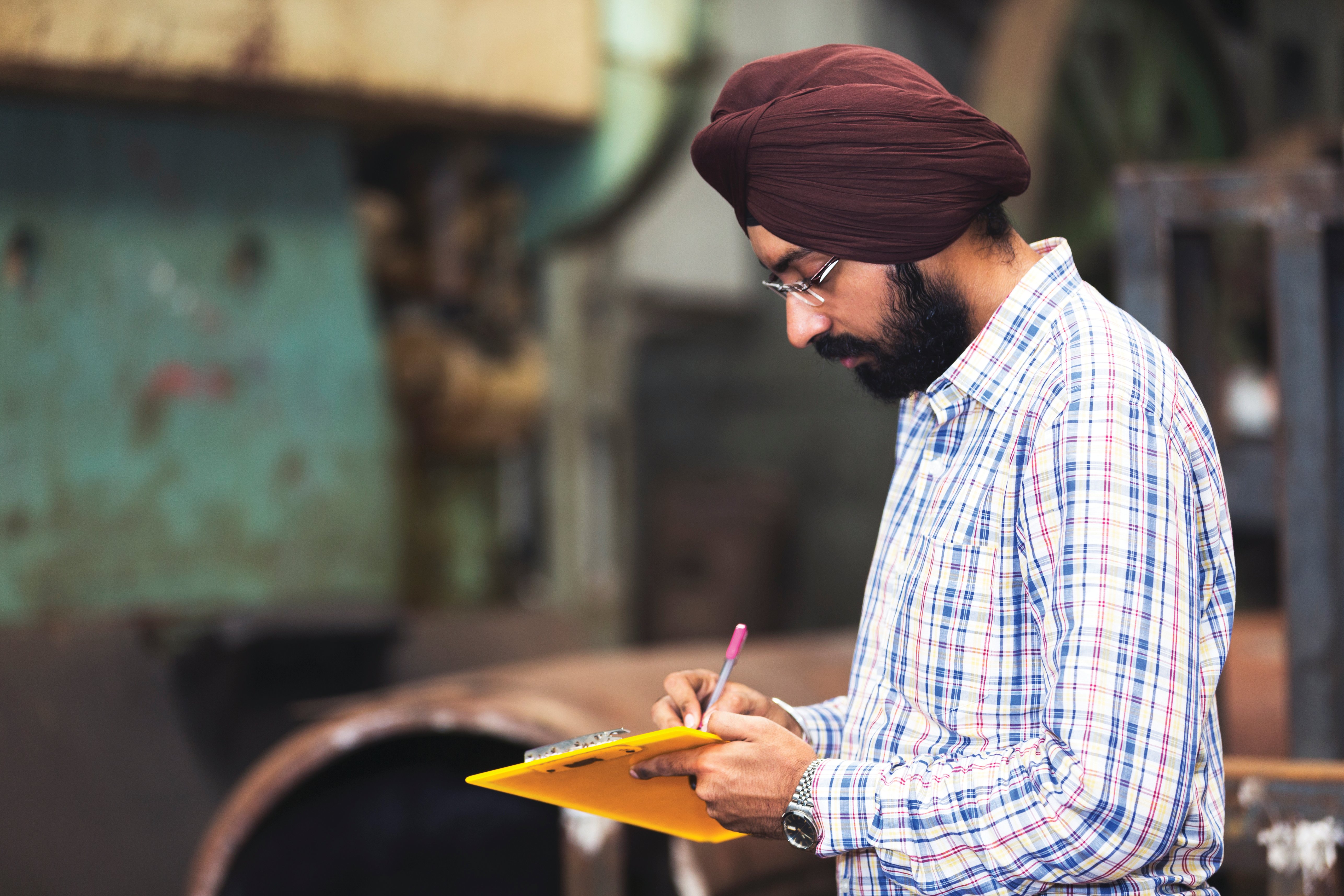 ALL_manufacturing_man_checkshirt_clipboard_cmyk_300