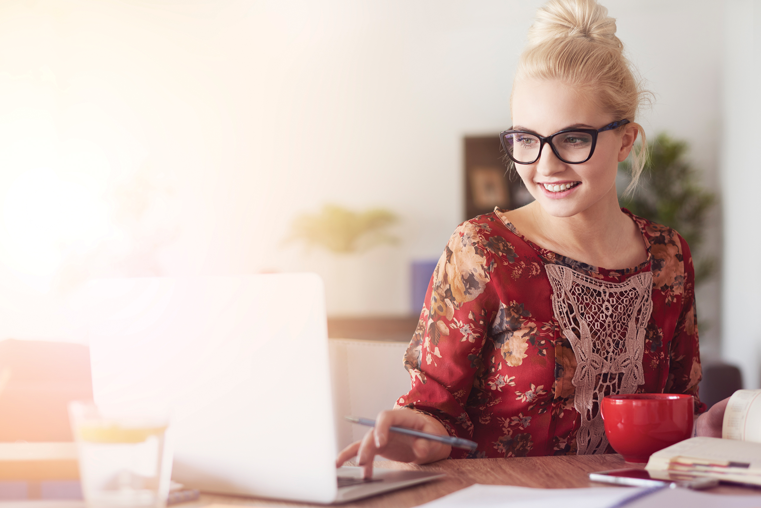 ALL_red_shirt_woman_glasses_rgb_150 (1)