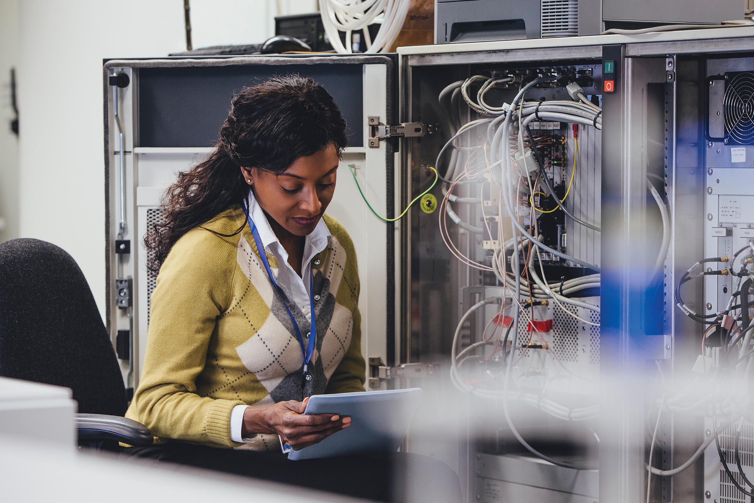 ALL_tech_electrician_woman_rgb_150 (1)